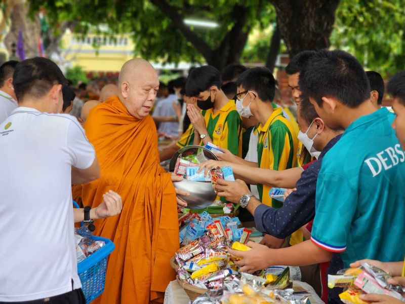 กิจกรรมทำบุญตักบาตรในช่วงเช้า ณ วัดเทพศิรินทราวาส