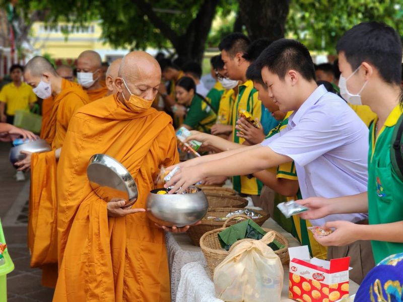 กิจกรรมทำบุญตักบาตรในช่วงเช้า ณ วัดเทพศิรินทราวาส
