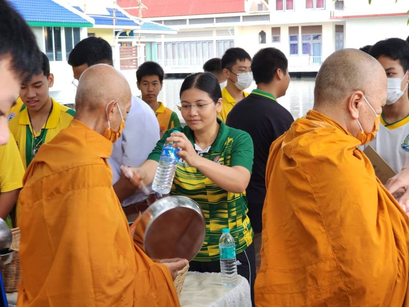 กิจกรรมทำบุญตักบาตรในช่วงเช้า ณ วัดเทพศิรินทราวาส