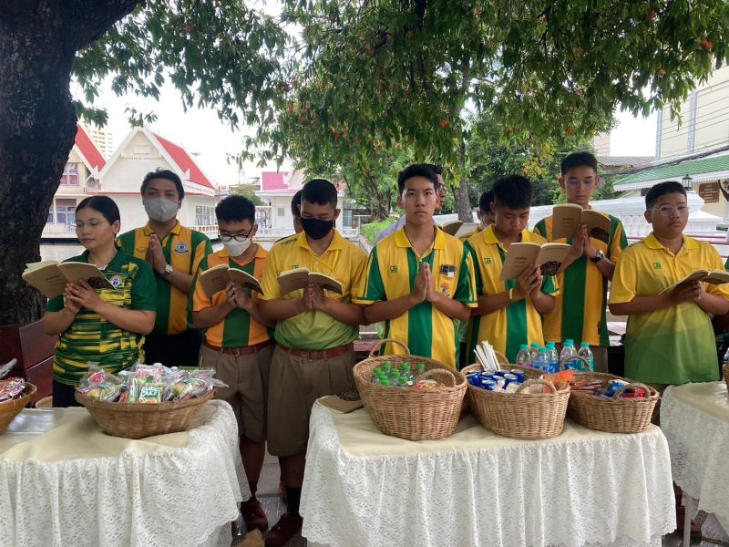 กิจกรรมทำบุญตักบาตรในช่วงเช้า ณ วัดเทพศิรินทราวาส