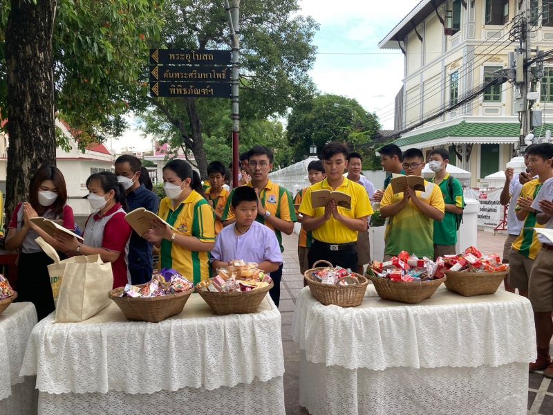 กิจกรรมทำบุญตักบาตรในช่วงเช้า ณ วัดเทพศิรินทราวาส