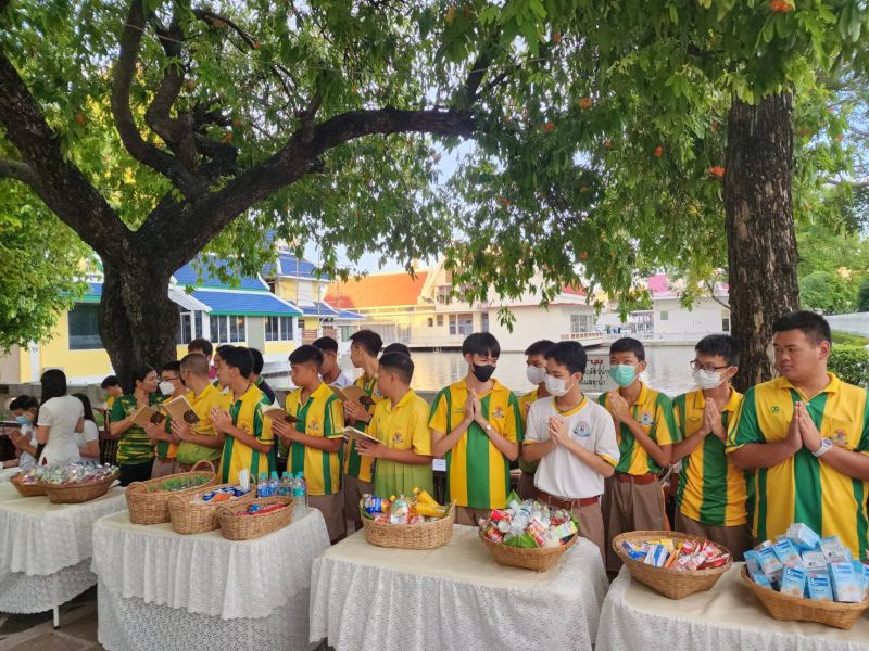 กิจกรรมทำบุญตักบาตรในช่วงเช้า ณ วัดเทพศิรินทราวาส