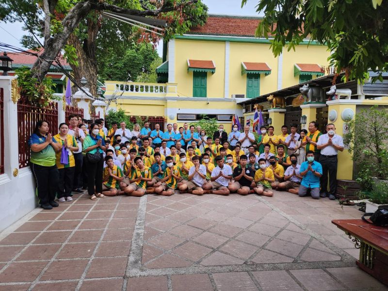 กิจกรรมทำบุญตักบาตรในช่วงเช้า ณ วัดเทพศิรินทราวาส