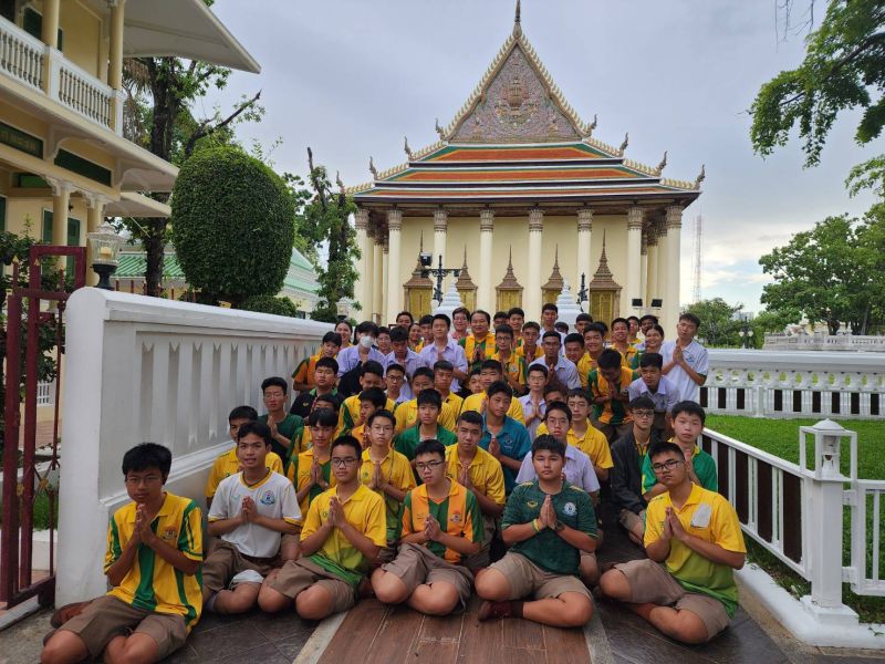 กิจกรรมทำบุญตักบาตรในช่วงเช้า ณ วัดเทพศิรินทราวาส