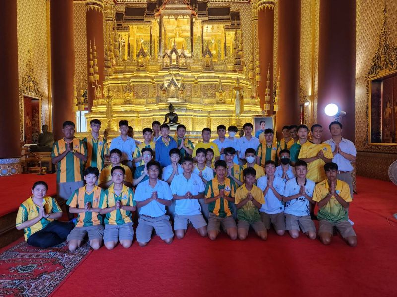 กิจกรรมทำบุญตักบาตรในช่วงเช้า ณ วัดเทพศิรินทราวาส