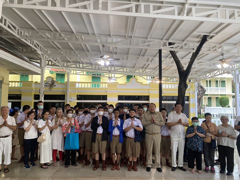 กิจกรรมทำบุญตักบาตรในช่วงเช้า ณ วัดเทพศิรินทราวาส