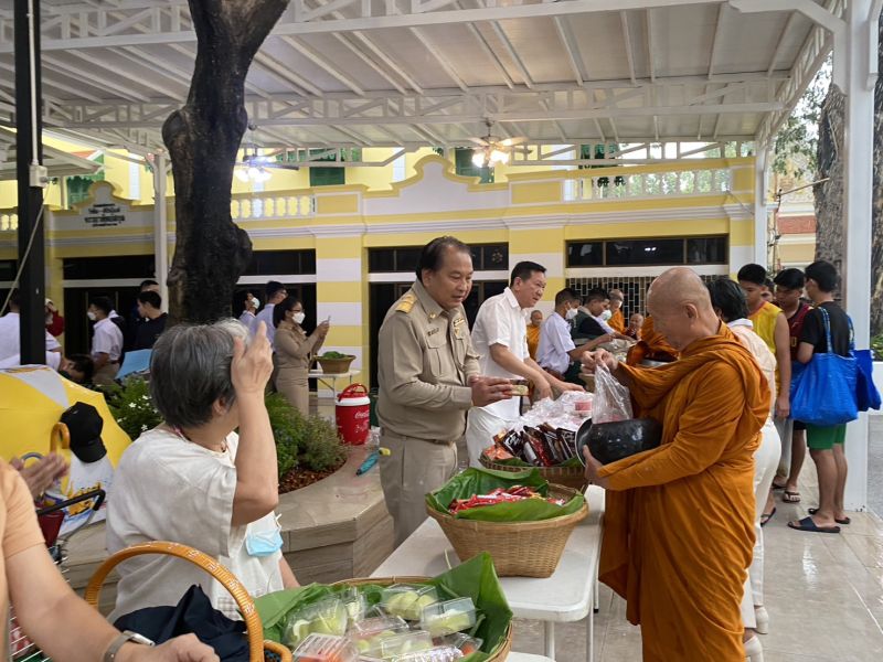 กิจกรรมทำบุญตักบาตรในช่วงเช้า ณ วัดเทพศิรินทราวาส