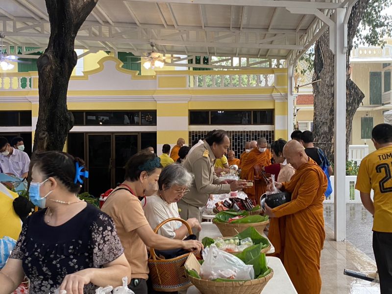 กิจกรรมทำบุญตักบาตรในช่วงเช้า ณ วัดเทพศิรินทราวาส