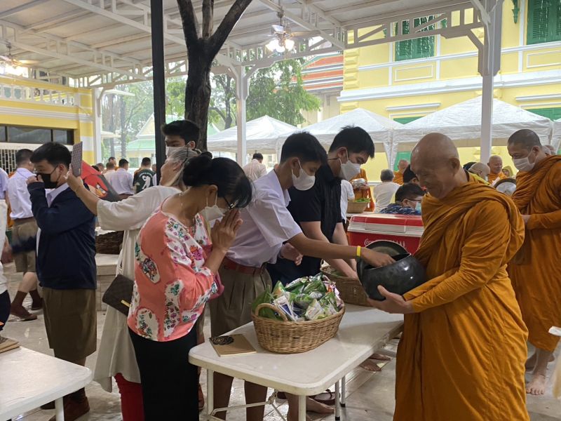กิจกรรมทำบุญตักบาตรในช่วงเช้า ณ วัดเทพศิรินทราวาส
