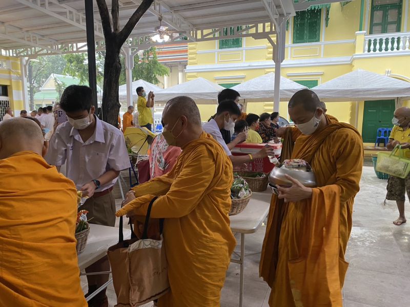 กิจกรรมทำบุญตักบาตรในช่วงเช้า ณ วัดเทพศิรินทราวาส