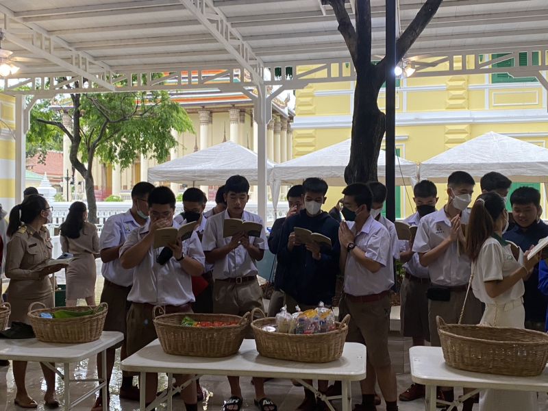 กิจกรรมทำบุญตักบาตรในช่วงเช้า ณ วัดเทพศิรินทราวาส