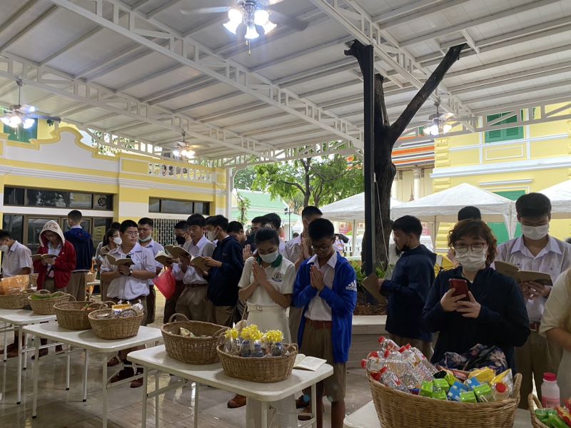 กิจกรรมทำบุญตักบาตรในช่วงเช้า ณ วัดเทพศิรินทราวาส