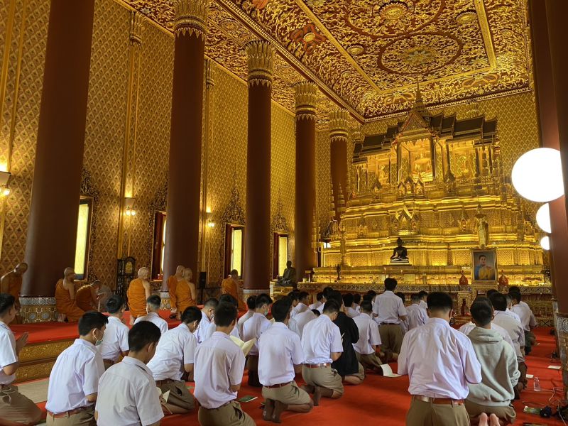 กิจกรรมทำบุญตักบาตรในช่วงเช้า ณ วัดเทพศิรินทราวาส