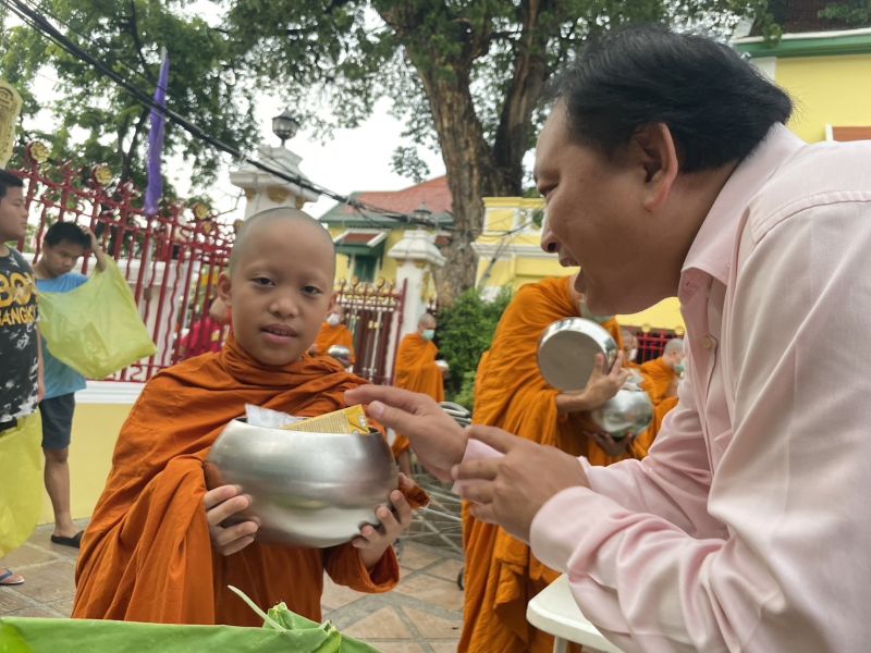 กิจกรรมทำบุญตักบาตรในช่วงเช้า ณ วัดเทพศิรินทราวาส