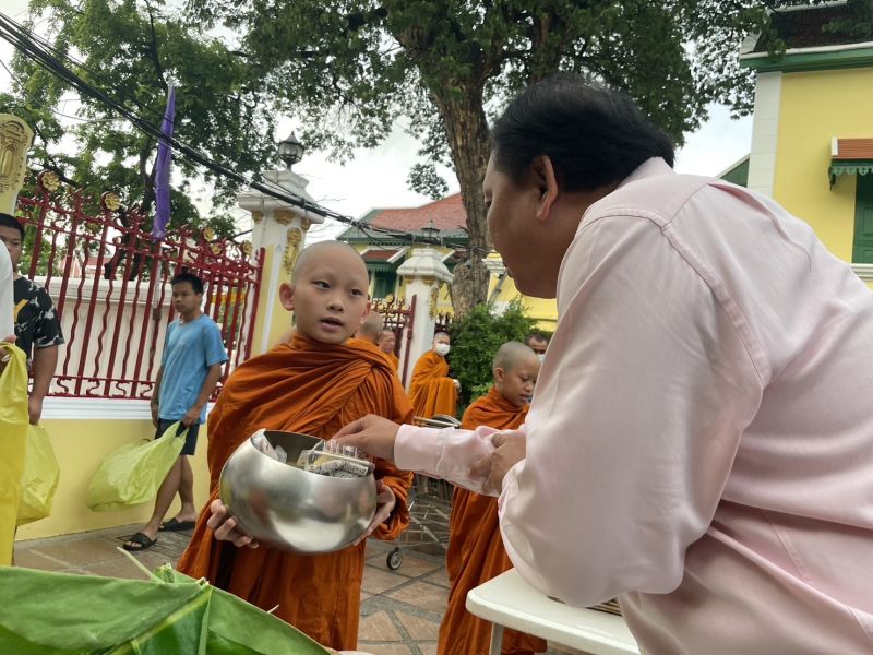 กิจกรรมทำบุญตักบาตรในช่วงเช้า ณ วัดเทพศิรินทราวาส