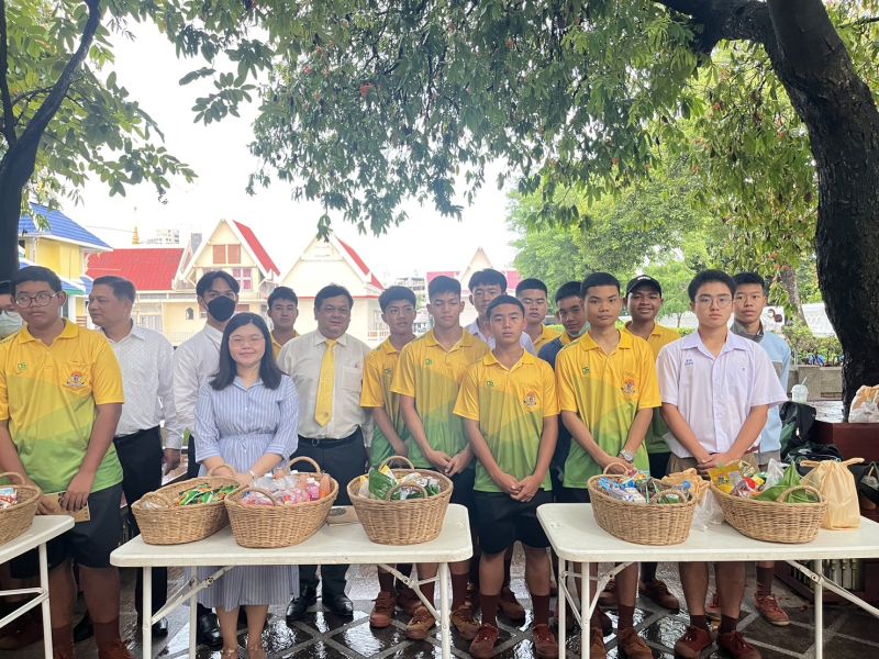 กิจกรรมทำบุญตักบาตรในช่วงเช้า ณ วัดเทพศิรินทราวาส