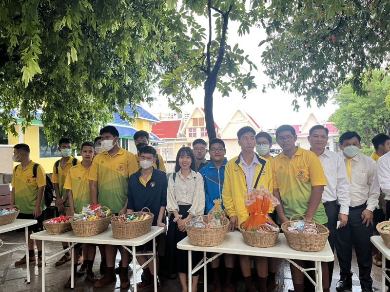 กิจกรรมทำบุญตักบาตรในช่วงเช้า ณ วัดเทพศิรินทราวาส
