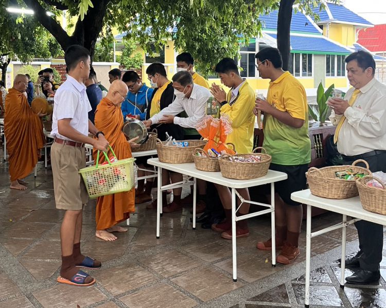 กิจกรรมทำบุญตักบาตรในช่วงเช้า ณ วัดเทพศิรินทราวาส
