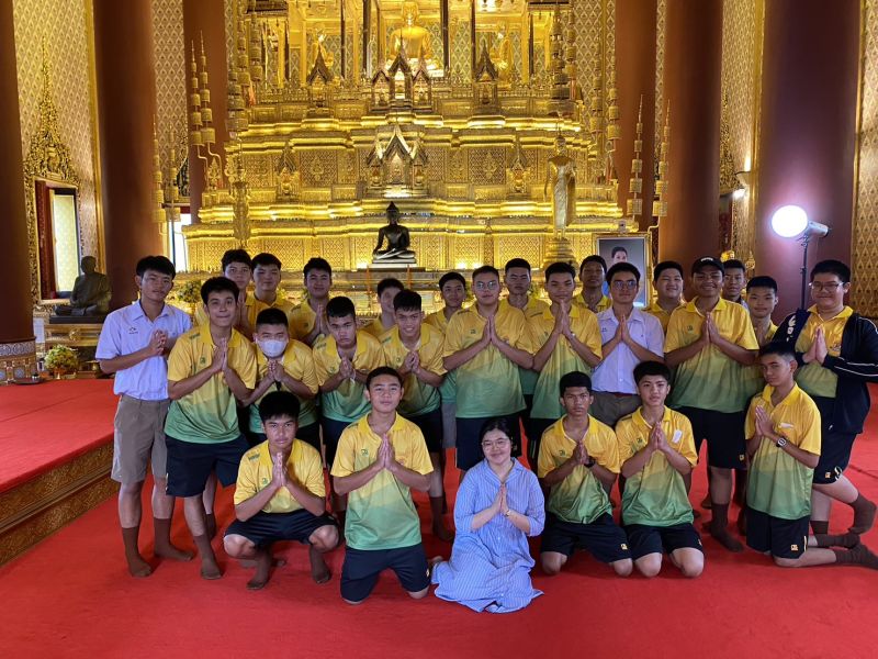 กิจกรรมทำบุญตักบาตรในช่วงเช้า ณ วัดเทพศิรินทราวาส