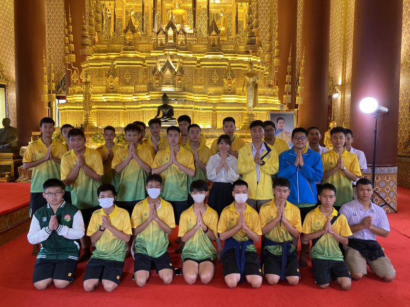 กิจกรรมทำบุญตักบาตรในช่วงเช้า ณ วัดเทพศิรินทราวาส