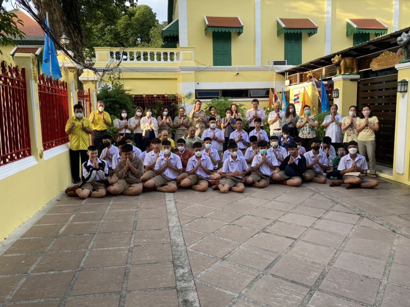 กิจกรรมทำบุญตักบาตรในช่วงเช้า ณ วัดเทพศิรินทราวาส