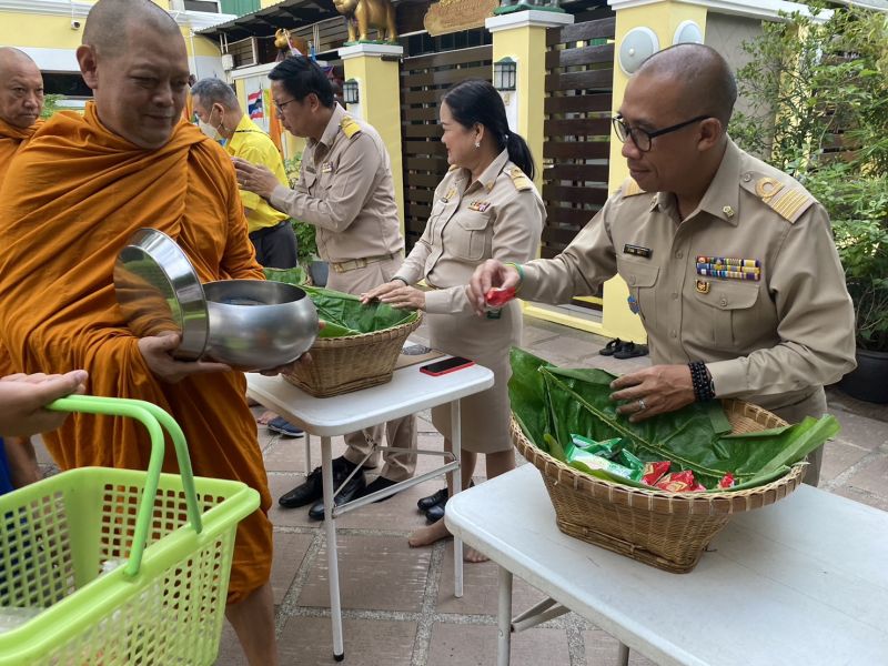 กิจกรรมทำบุญตักบาตรในช่วงเช้า ณ วัดเทพศิรินทราวาส