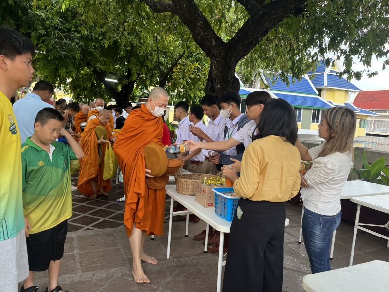 กิจกรรมทำบุญตักบาตรในช่วงเช้า ณ วัดเทพศิรินทราวาส