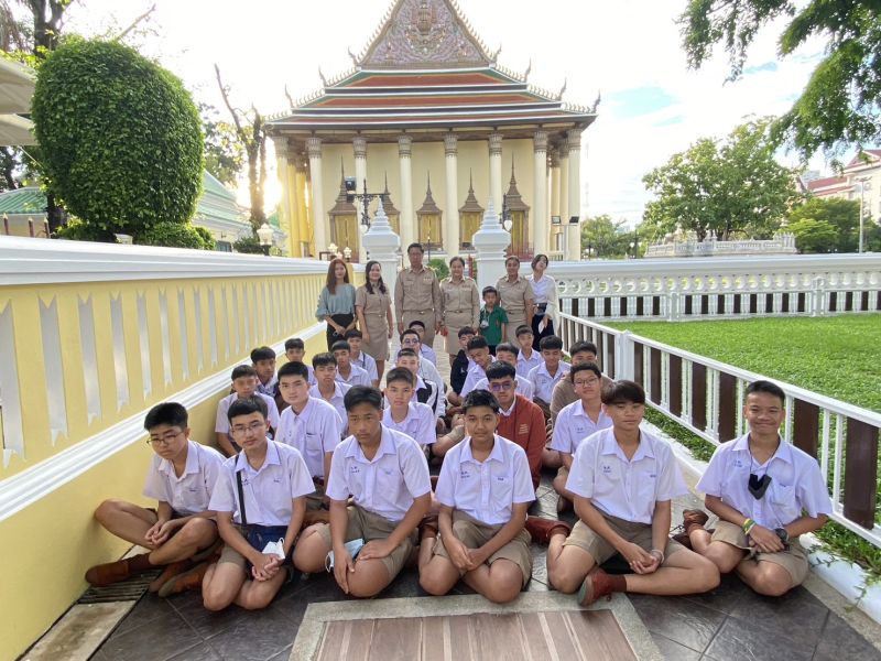 กิจกรรมทำบุญตักบาตรในช่วงเช้า ณ วัดเทพศิรินทราวาส