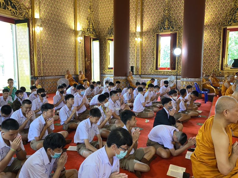 กิจกรรมทำบุญตักบาตรในช่วงเช้า ณ วัดเทพศิรินทราวาส