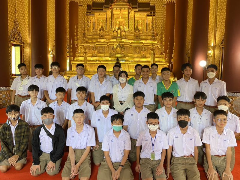 กิจกรรมทำบุญตักบาตรในช่วงเช้า ณ วัดเทพศิรินทราวาส
