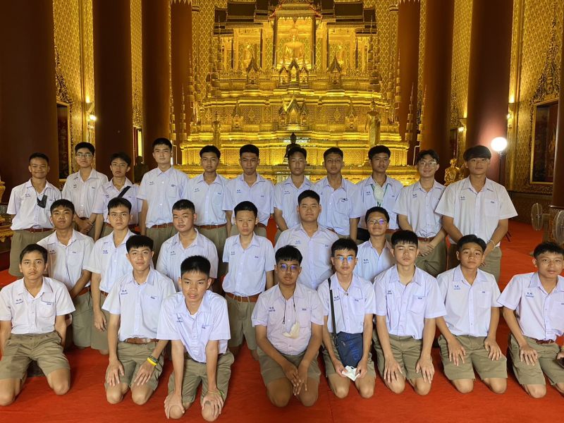 กิจกรรมทำบุญตักบาตรในช่วงเช้า ณ วัดเทพศิรินทราวาส