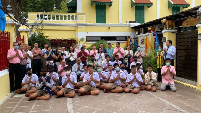 กิจกรรมทำบุญตักบาตรในช่วงเช้า ณ วัดเทพศิรินทราวาส