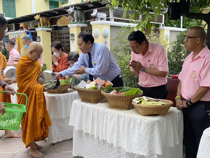 กิจกรรมทำบุญตักบาตรในช่วงเช้า ณ วัดเทพศิรินทราวาส