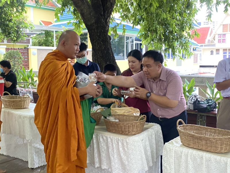 กิจกรรมทำบุญตักบาตรในช่วงเช้า ณ วัดเทพศิรินทราวาส