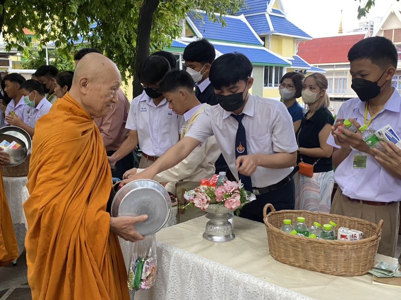กิจกรรมทำบุญตักบาตรในช่วงเช้า ณ วัดเทพศิรินทราวาส