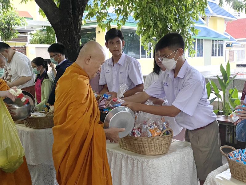 กิจกรรมทำบุญตักบาตรในช่วงเช้า ณ วัดเทพศิรินทราวาส