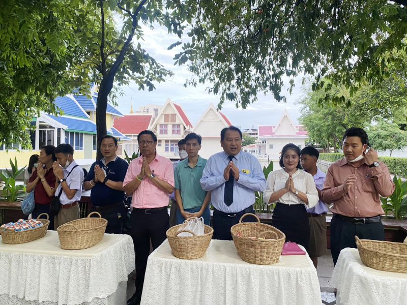 กิจกรรมทำบุญตักบาตรในช่วงเช้า ณ วัดเทพศิรินทราวาส