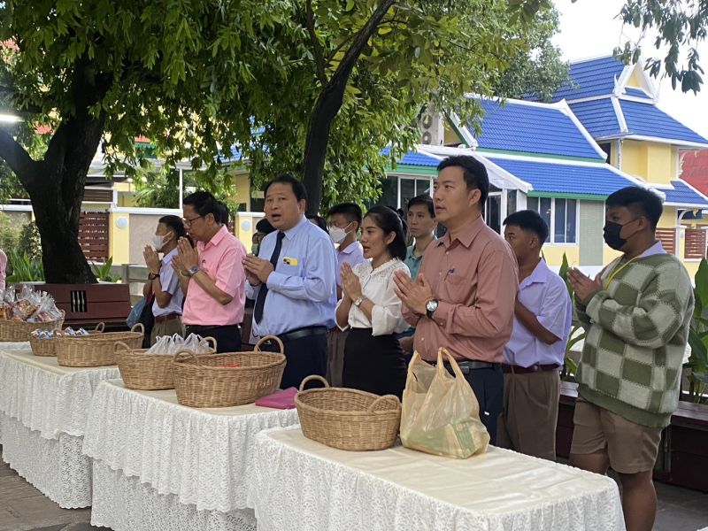 กิจกรรมทำบุญตักบาตรในช่วงเช้า ณ วัดเทพศิรินทราวาส