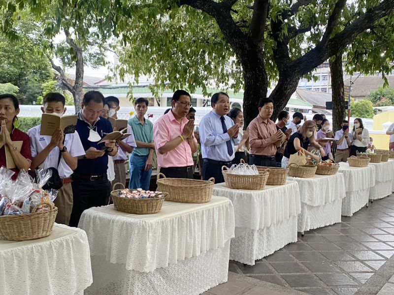 กิจกรรมทำบุญตักบาตรในช่วงเช้า ณ วัดเทพศิรินทราวาส