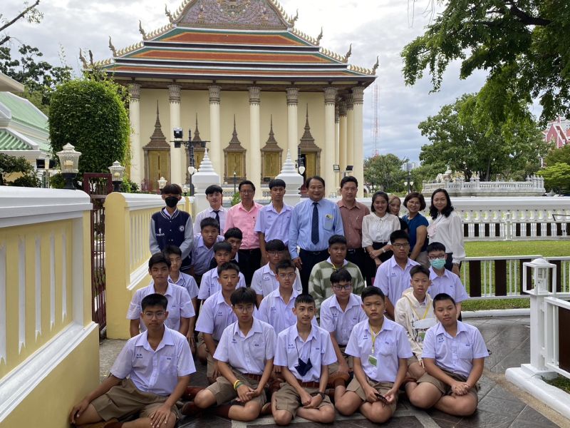 กิจกรรมทำบุญตักบาตรในช่วงเช้า ณ วัดเทพศิรินทราวาส