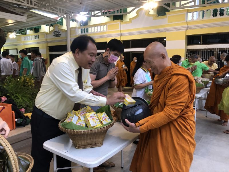 กิจกรรมทำบุญตักบาตรในช่วงเช้า ณ วัดเทพศิรินทราวาส