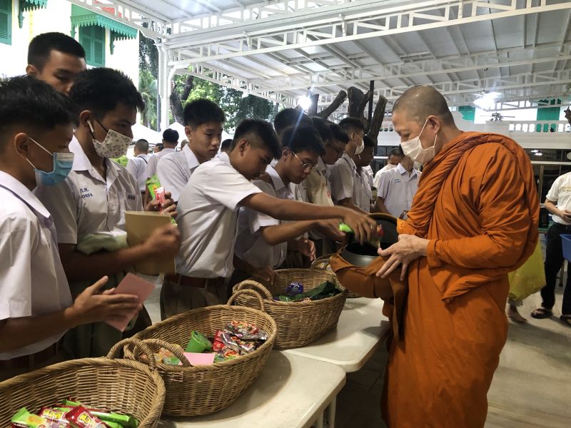 กิจกรรมทำบุญตักบาตรในช่วงเช้า ณ วัดเทพศิรินทราวาส