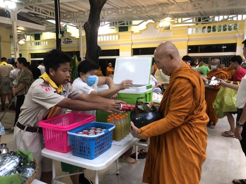 กิจกรรมทำบุญตักบาตรในช่วงเช้า ณ วัดเทพศิรินทราวาส