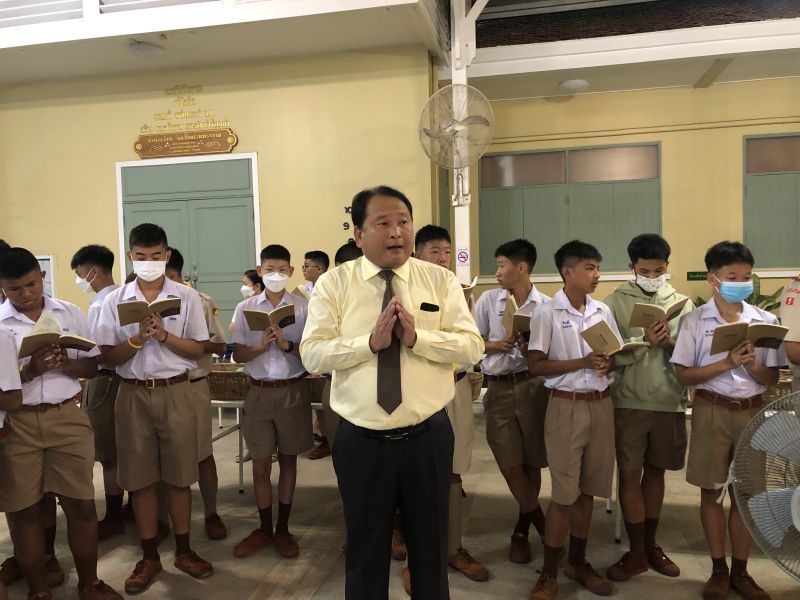 กิจกรรมทำบุญตักบาตรในช่วงเช้า ณ วัดเทพศิรินทราวาส