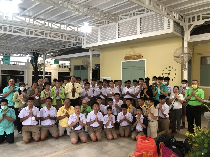 กิจกรรมทำบุญตักบาตรในช่วงเช้า ณ วัดเทพศิรินทราวาส