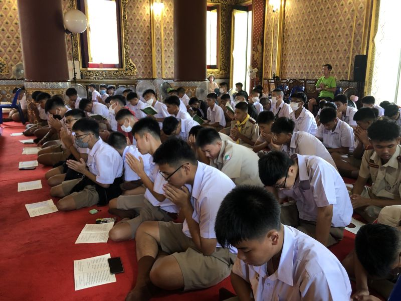 กิจกรรมทำบุญตักบาตรในช่วงเช้า ณ วัดเทพศิรินทราวาส