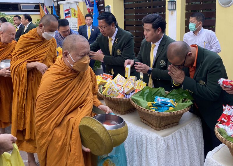 กิจกรรมทำบุญตักบาตรในช่วงเช้า ณ วัดเทพศิรินทราวาส