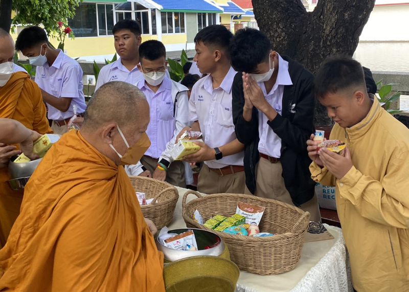 กิจกรรมทำบุญตักบาตรในช่วงเช้า ณ วัดเทพศิรินทราวาส