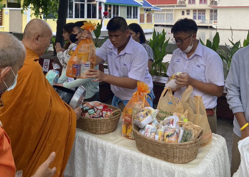 กิจกรรมทำบุญตักบาตรในช่วงเช้า ณ วัดเทพศิรินทราวาส