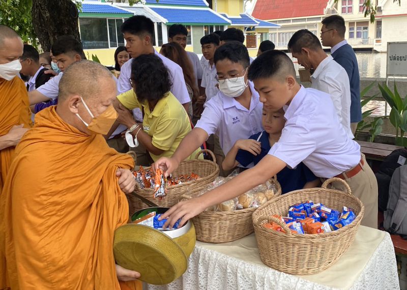 กิจกรรมทำบุญตักบาตรในช่วงเช้า ณ วัดเทพศิรินทราวาส